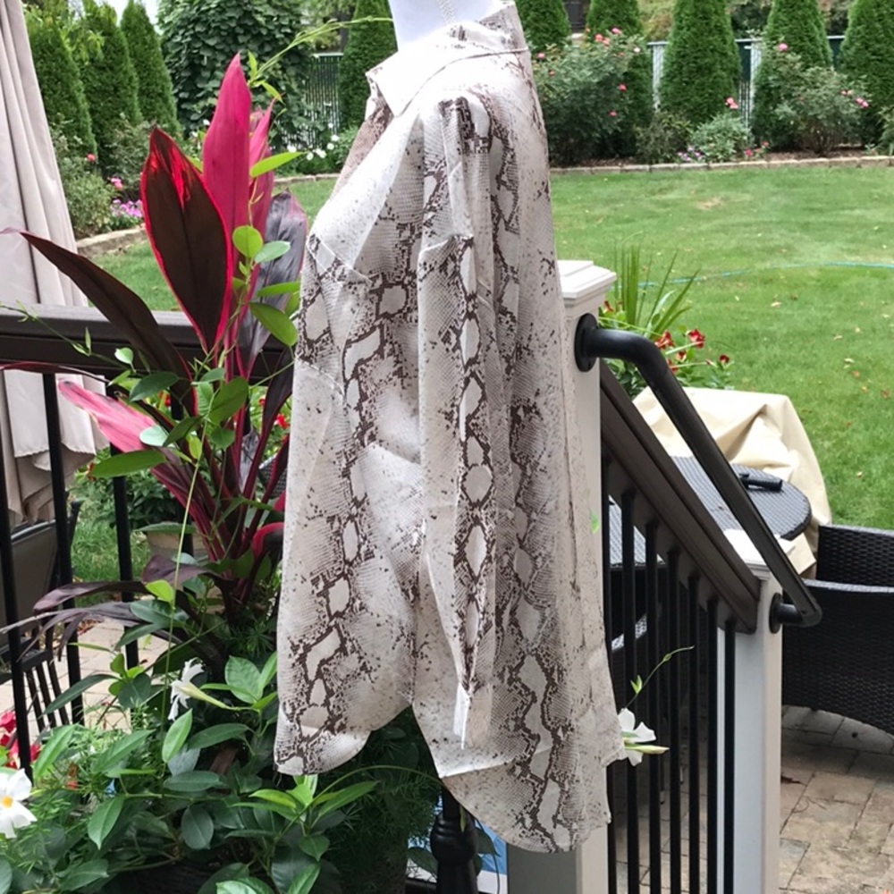 $ FIRM🌷Snakeskin Print Long Sleeve Hi Low Top - Picture 6 of 6